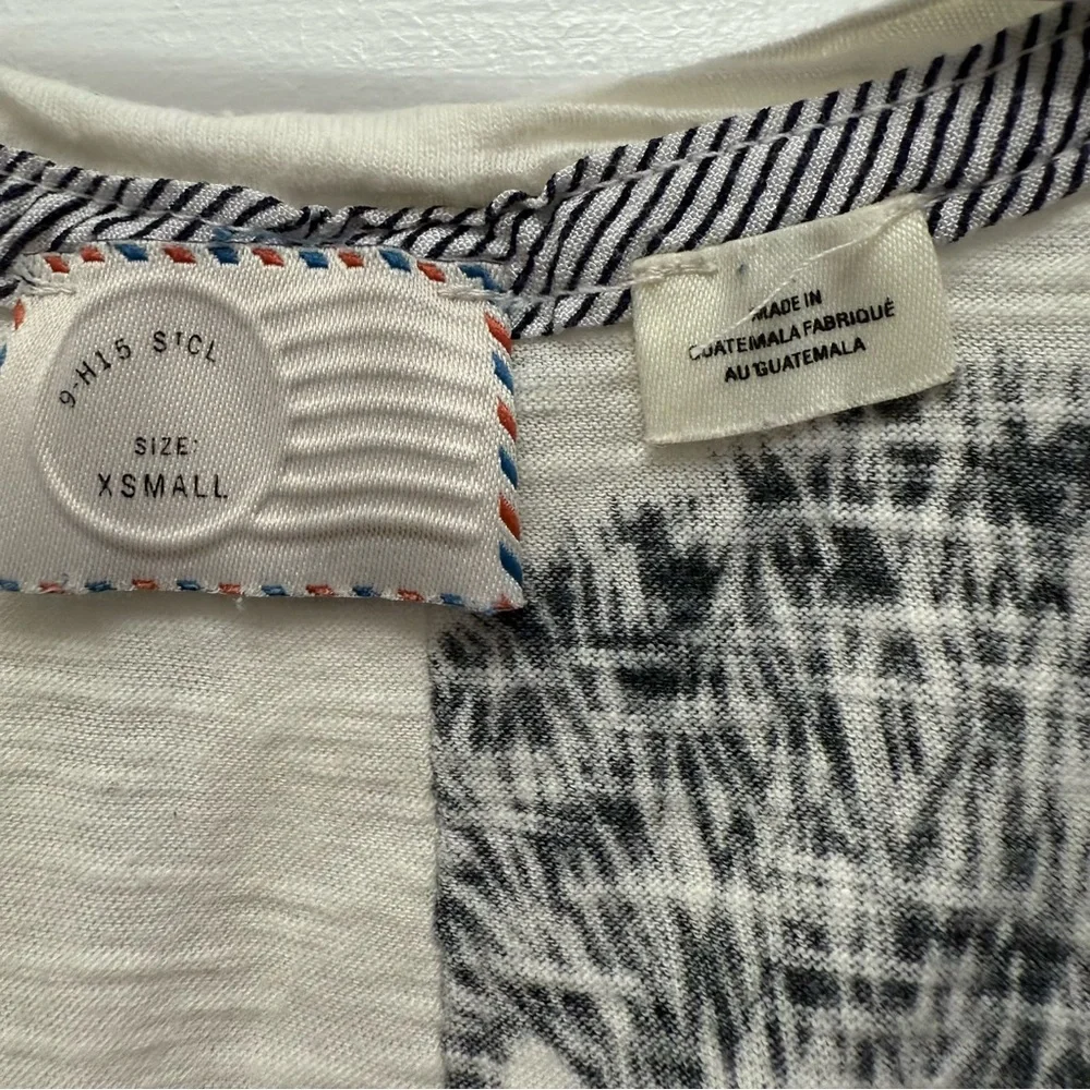 Anthropologie White Tee with Hedgehog Design - Picture 4 of 12